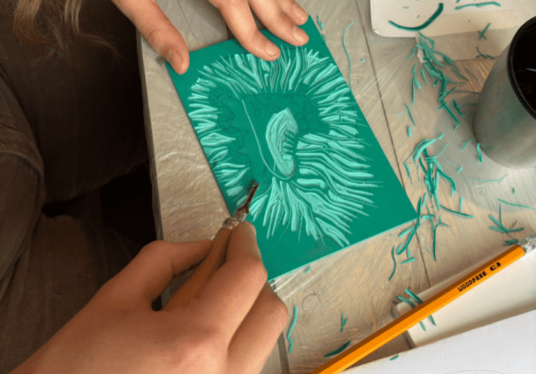 Voor jongeren en volwassenen die een eetstoornis hebben (gehad); tijdens de workshop linosnede ga je verbeelden wat jou blij maakt, troost biedt of kracht geeft.